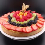 Crostata alla frutta con crema frangipane all'interno